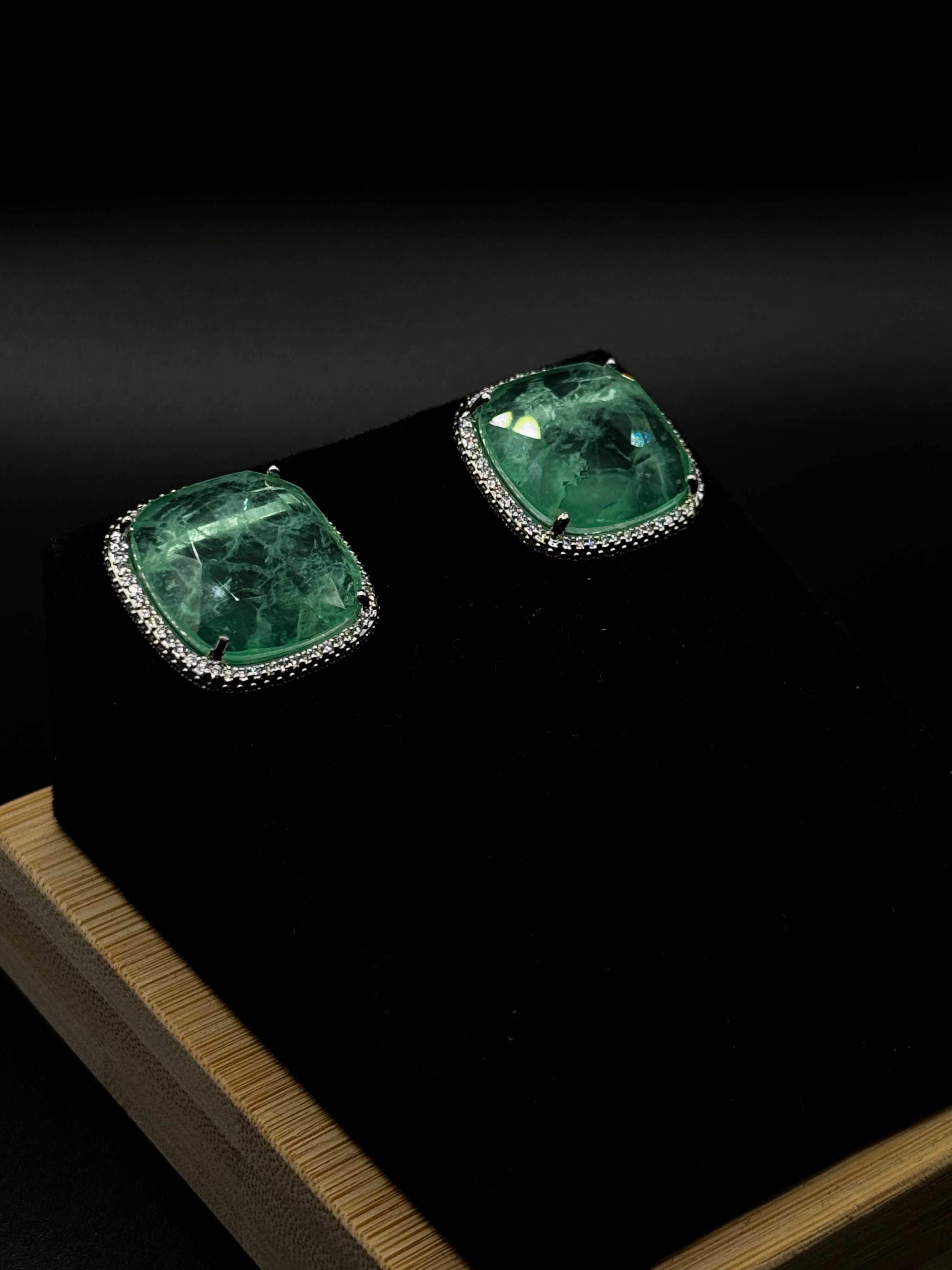 Luxury set in 18k gold plating, encrusted with crystal zirconia and featuring a greenery fusion stone.