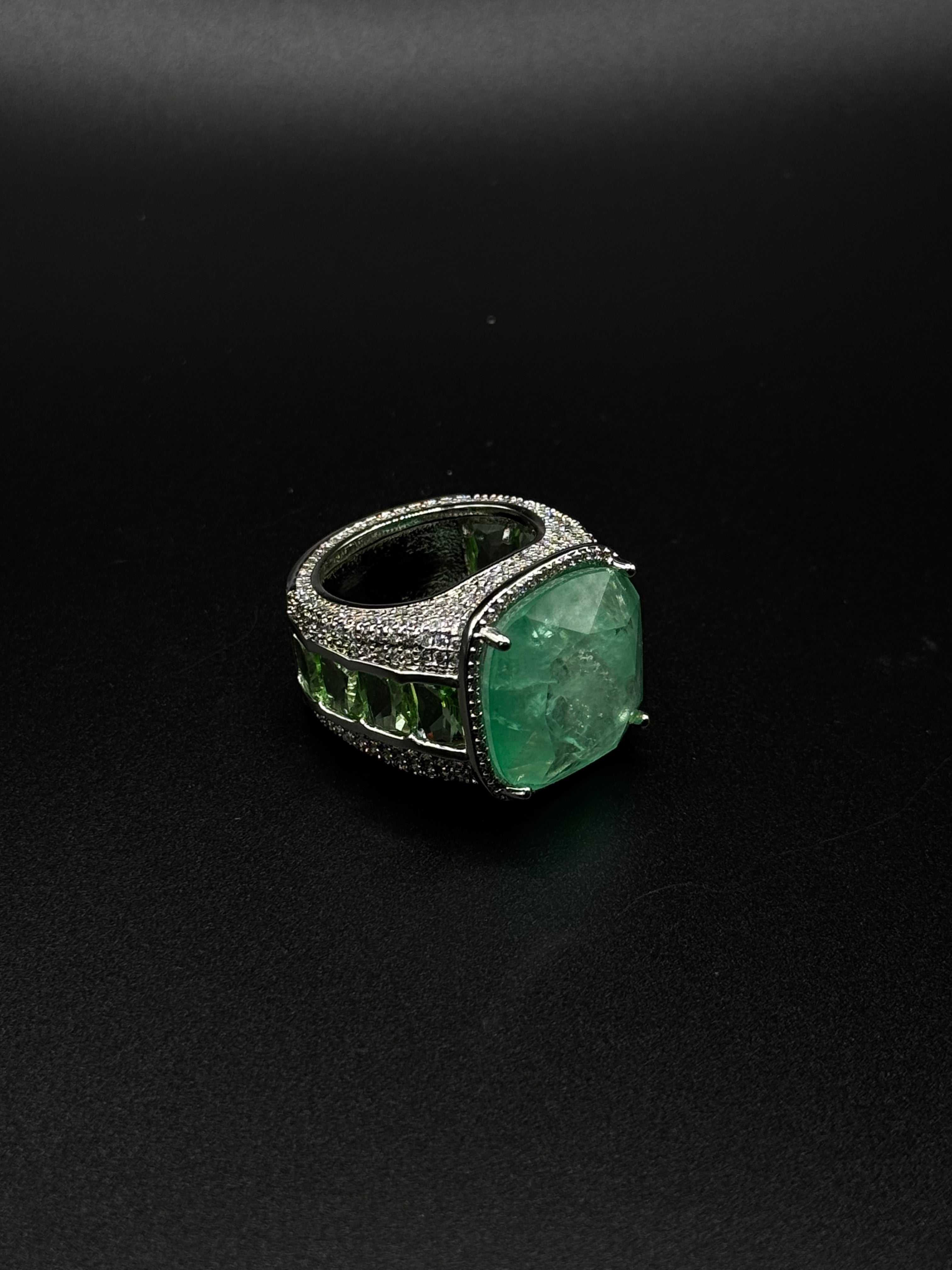 Luxury set in 18k gold plating, encrusted with crystal zirconia and featuring a greenery fusion stone.