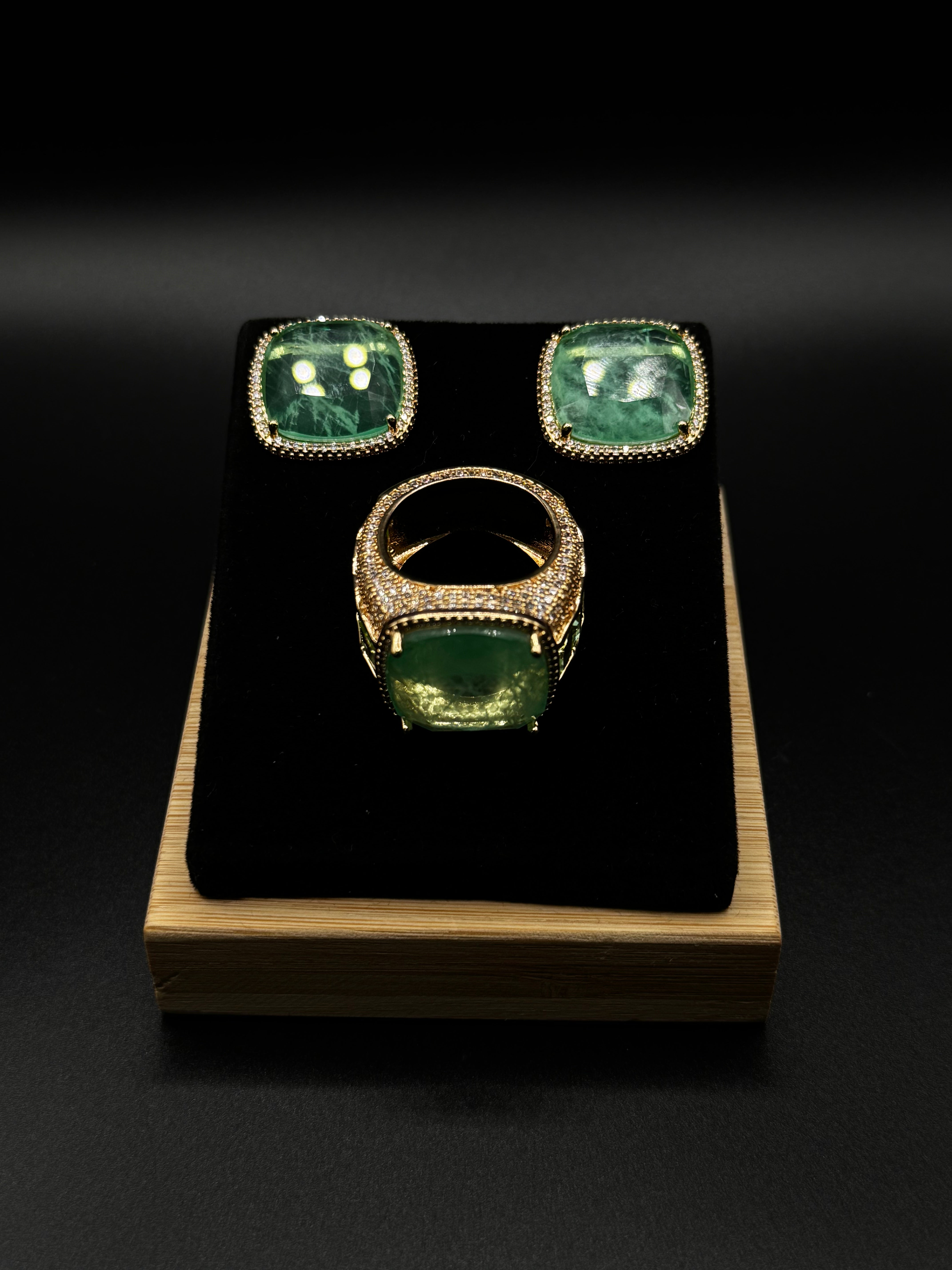 Luxury set in 18k gold plating, encrusted with crystal zirconia and featuring a greenery fusion stone.