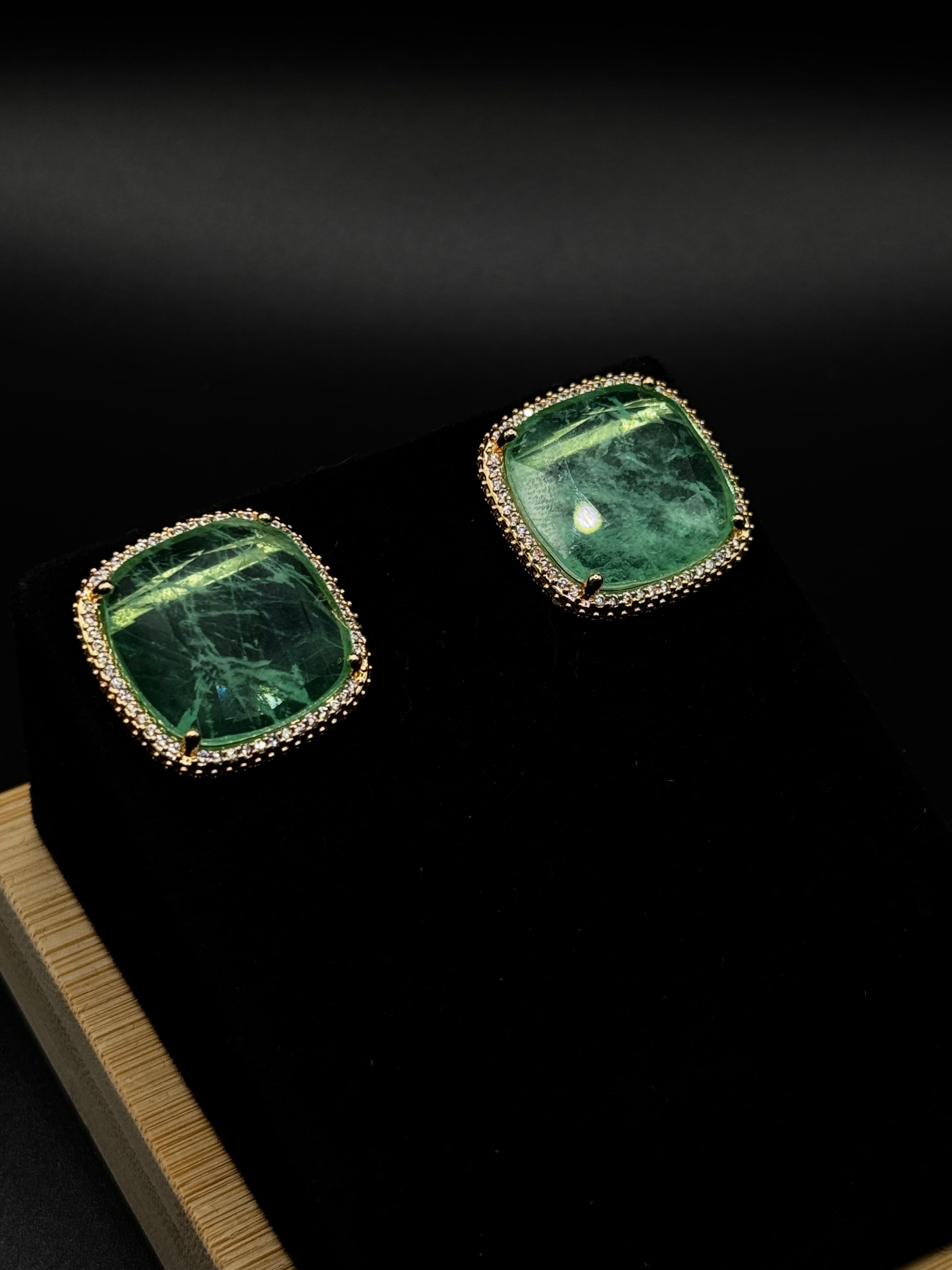 Luxury set in 18k gold plating, encrusted with crystal zirconia and featuring a greenery fusion stone.