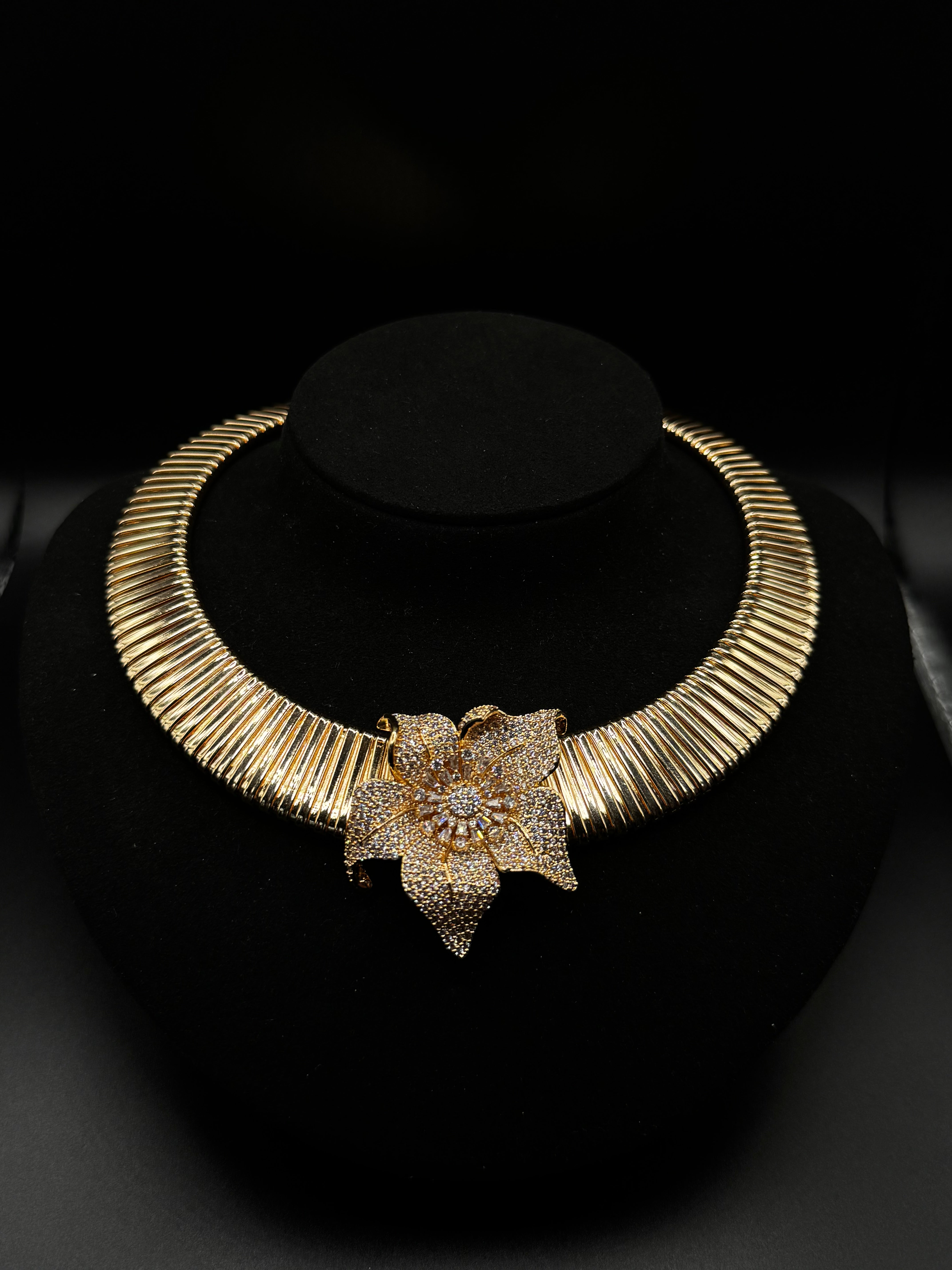 18k gold-plated choker with a flower detail encrusted with clear zirconia.
