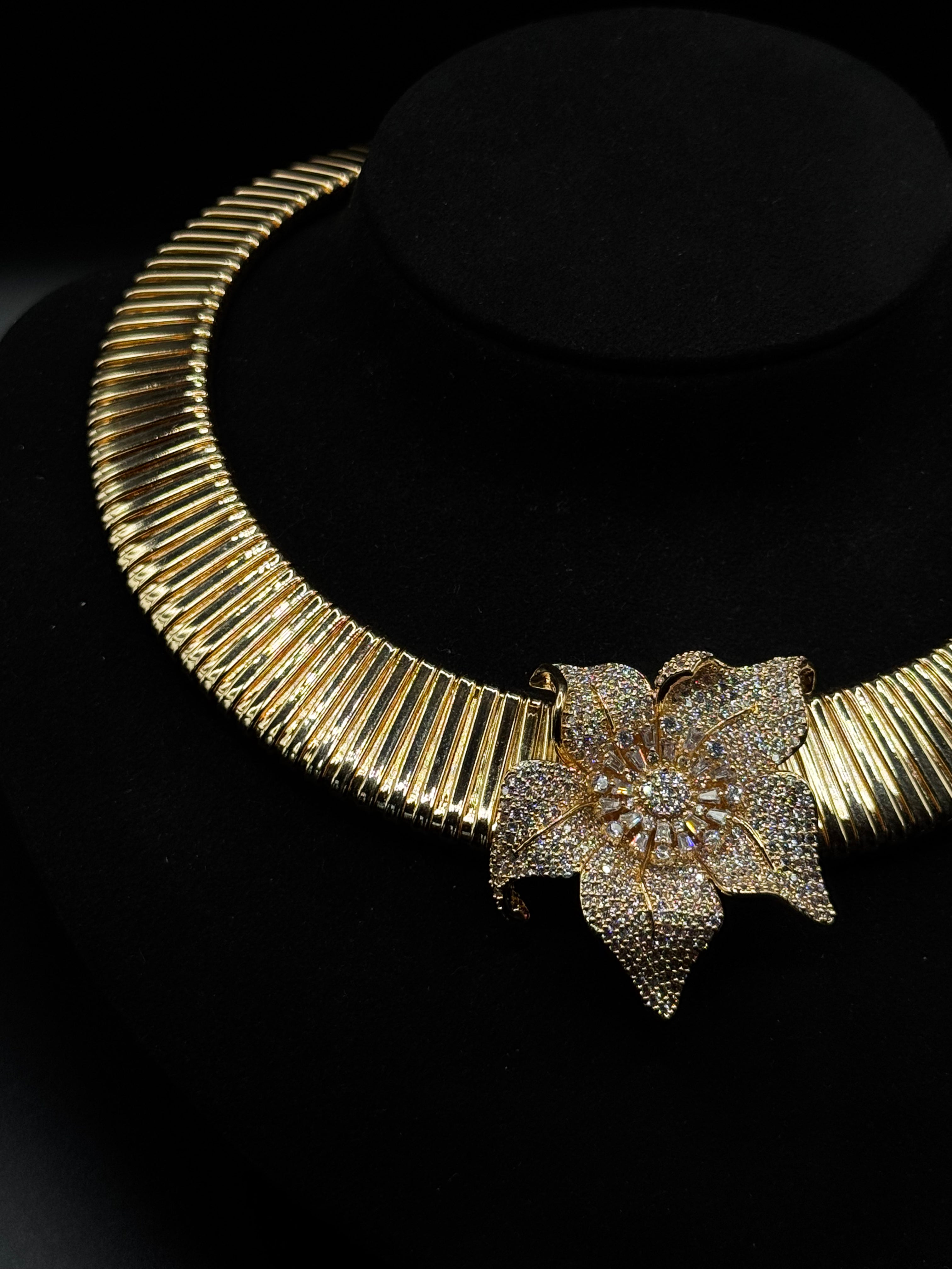 18k gold-plated choker with a flower detail encrusted with clear zirconia.