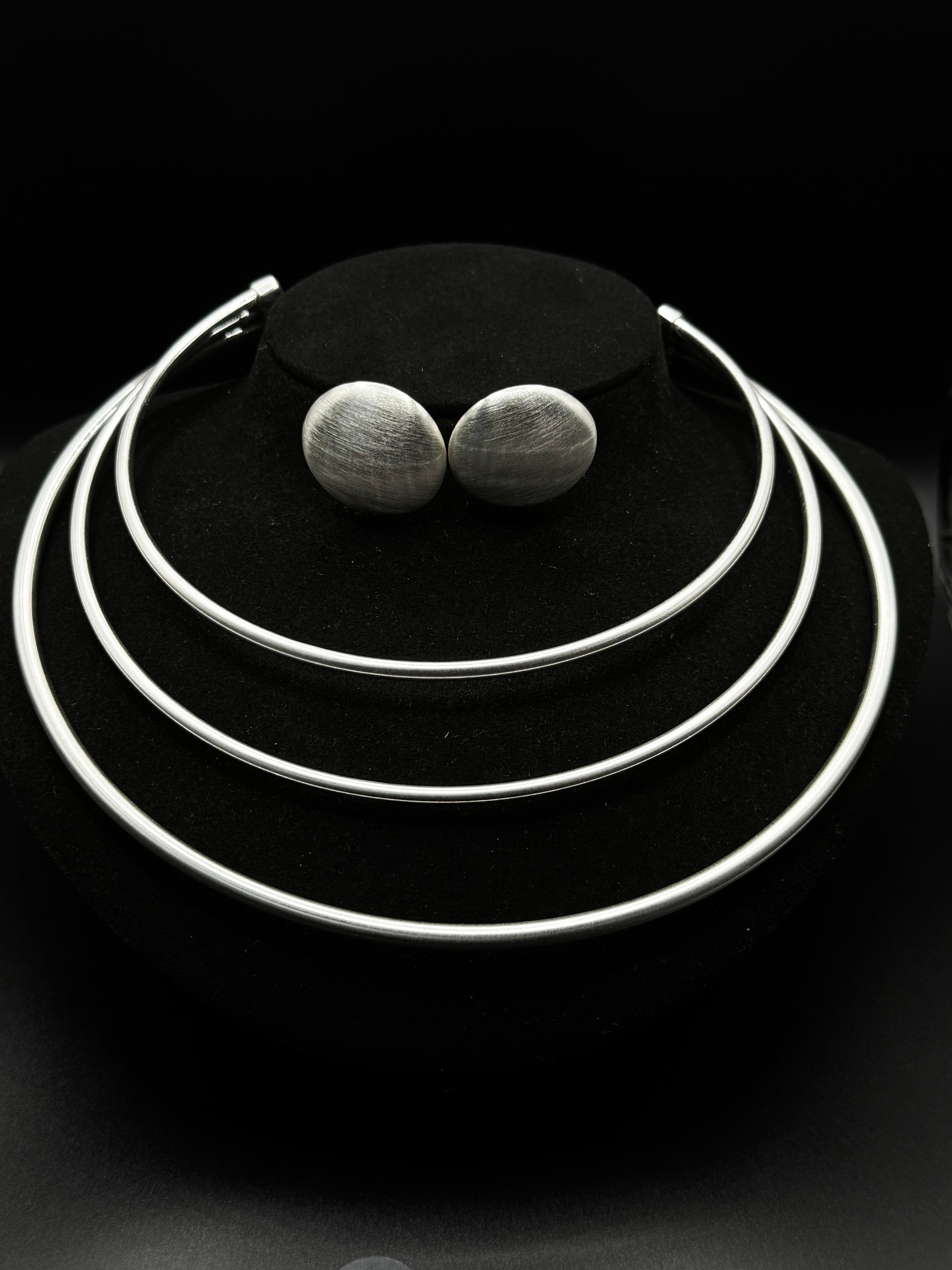 Satin-finish rhodium-plated choker set