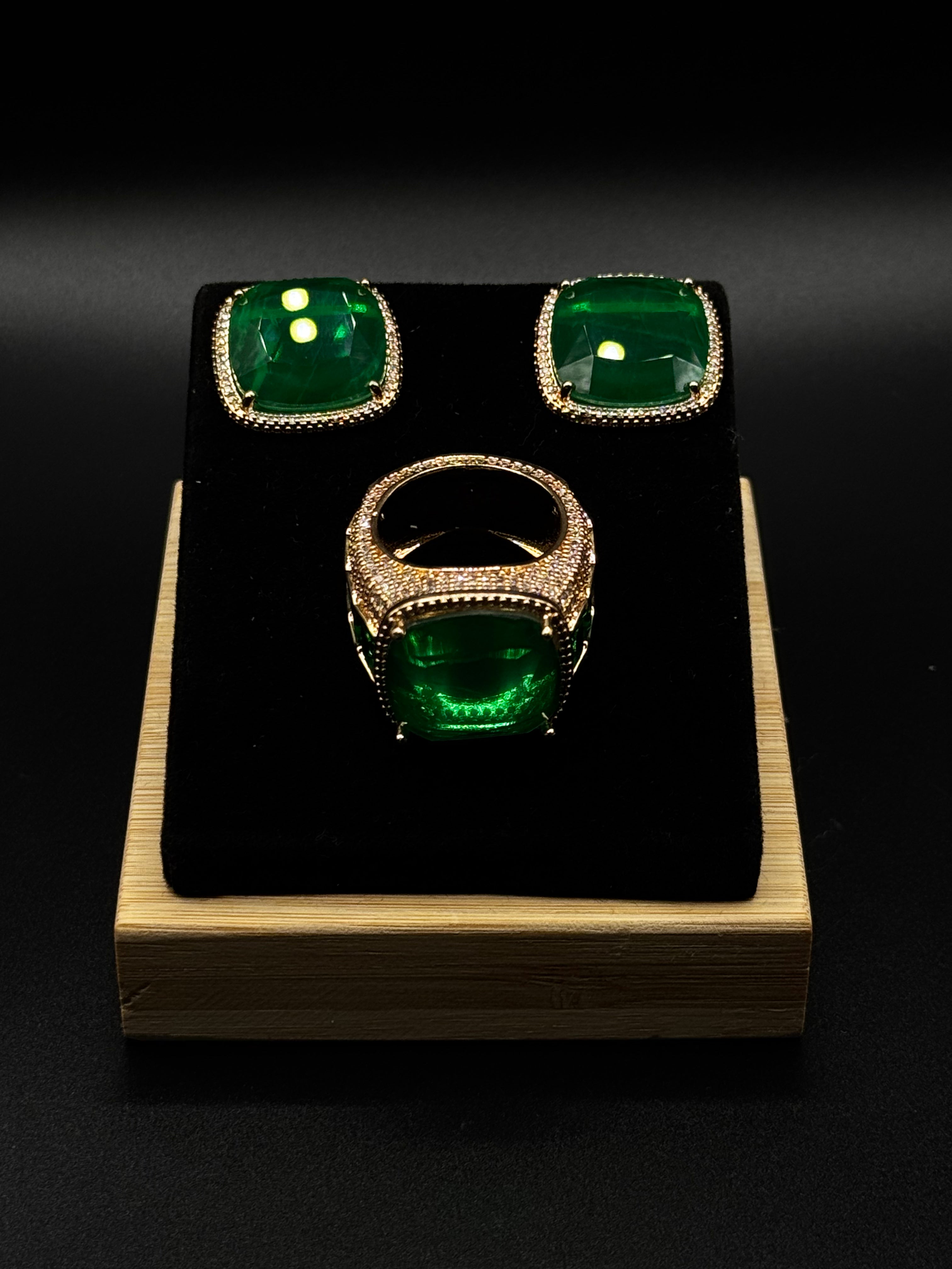 Luxury set in 18k gold plating, encrusted with crystal zirconia and featuring a emerald fusion stone.