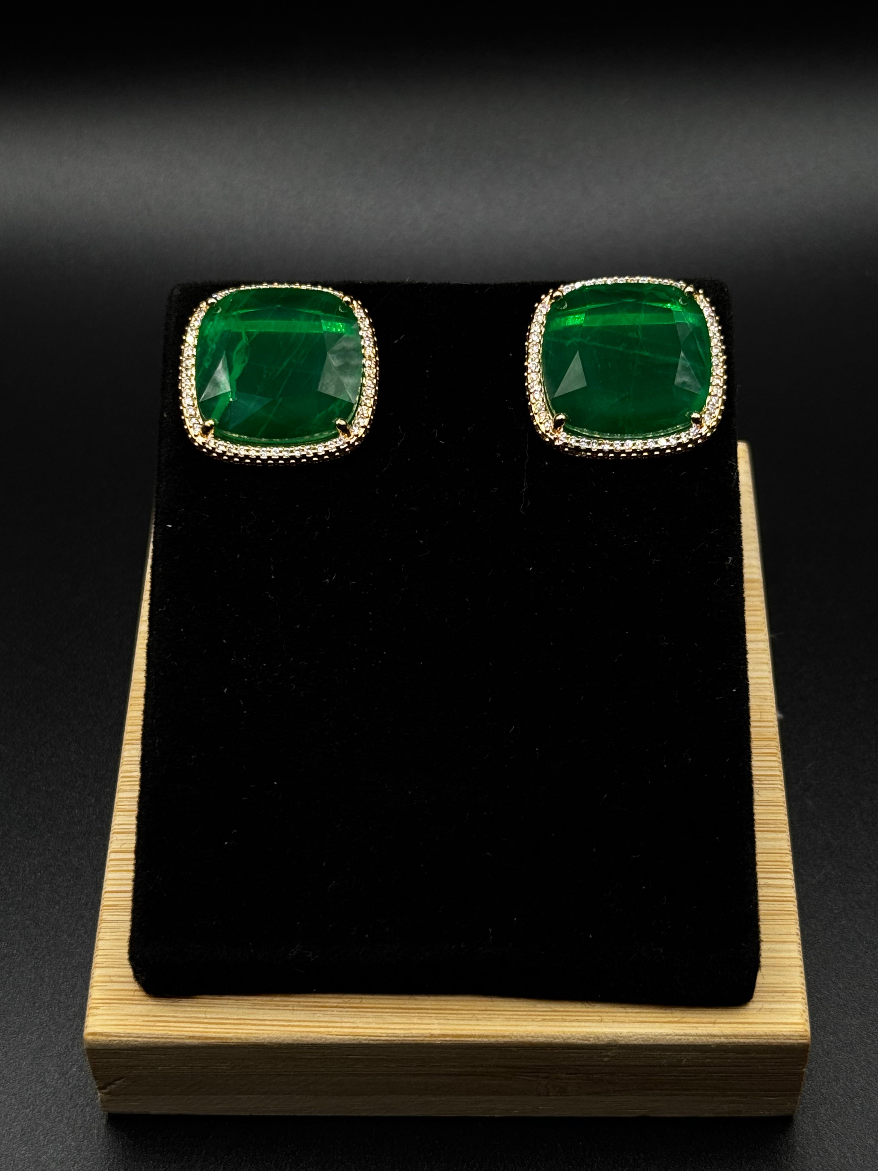 Luxury set in 18k gold plating, encrusted with crystal zirconia and featuring a emerald fusion stone.