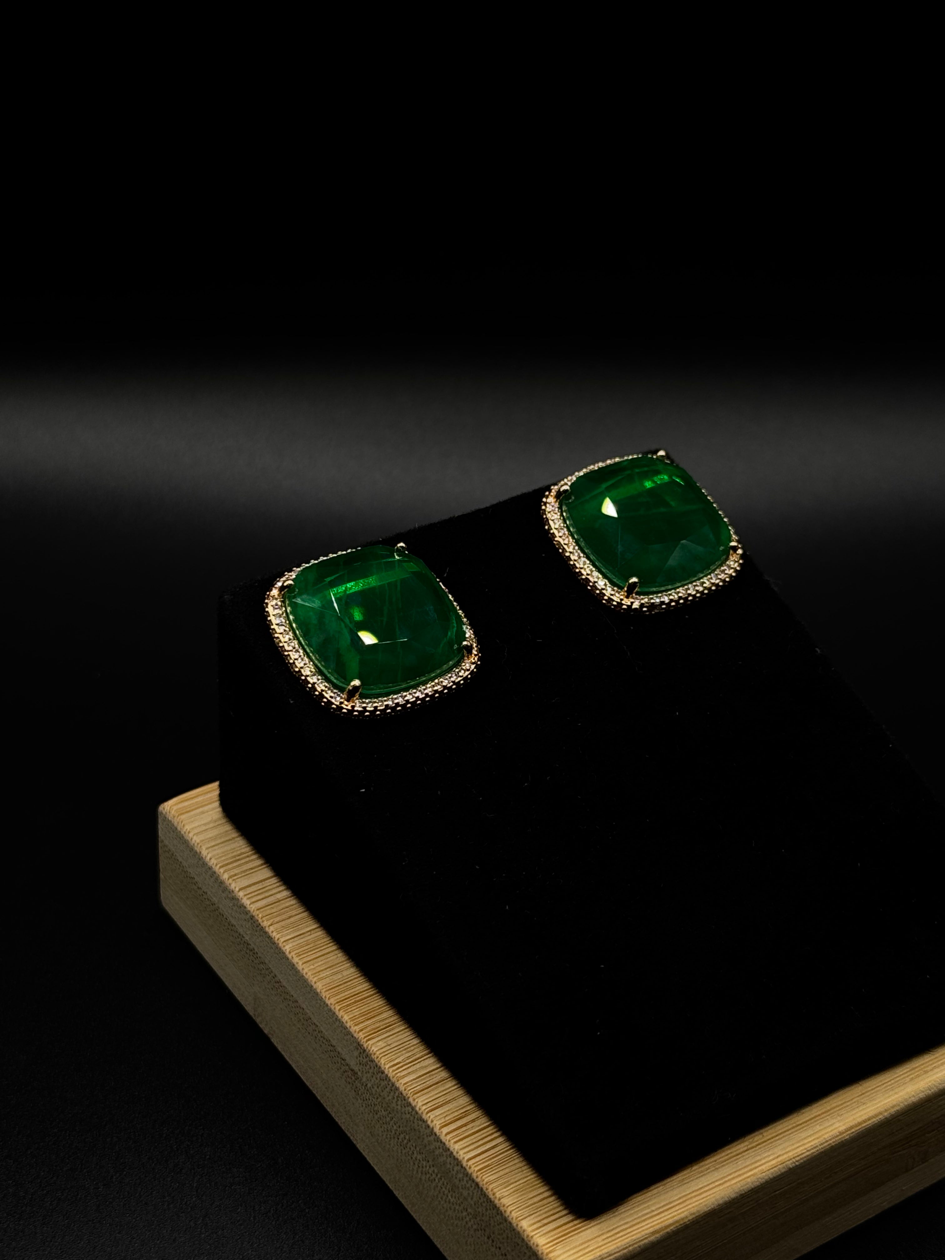 Luxury set in 18k gold plating, encrusted with crystal zirconia and featuring a emerald fusion stone.
