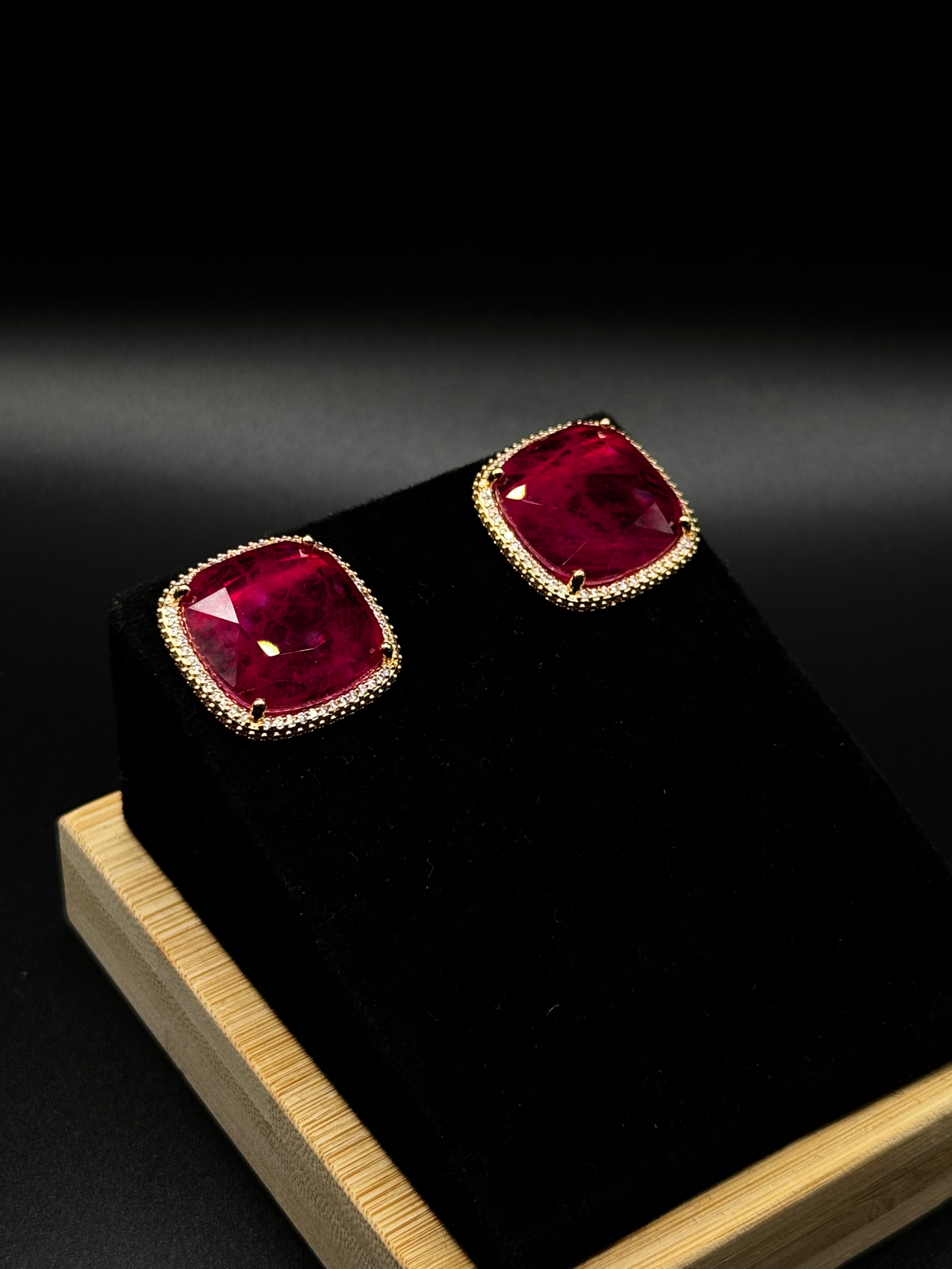 Luxury set in 18k gold plating, encrusted with crystal zirconia and featuring a pink sapphire fusion stone