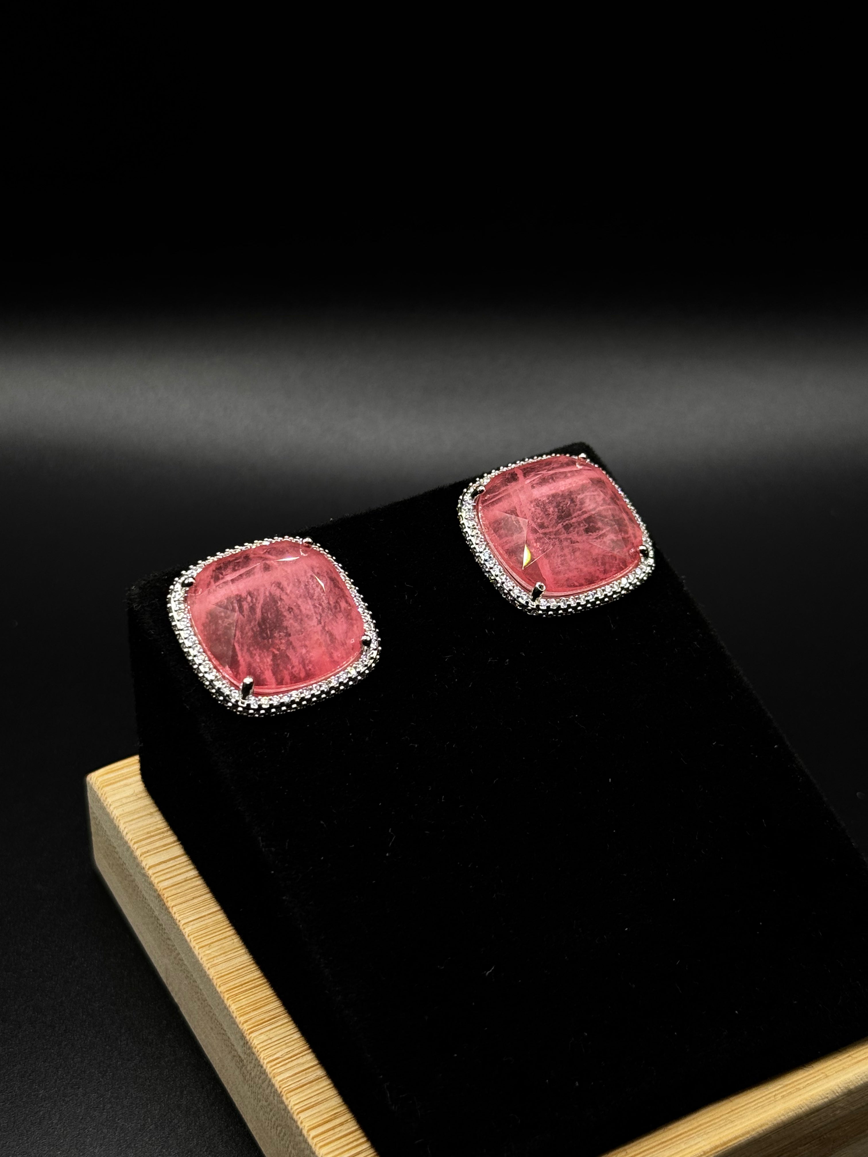 Luxury rhodium-plated set, encrusted with crystal zirconia and featuring a light pink fusion stone.