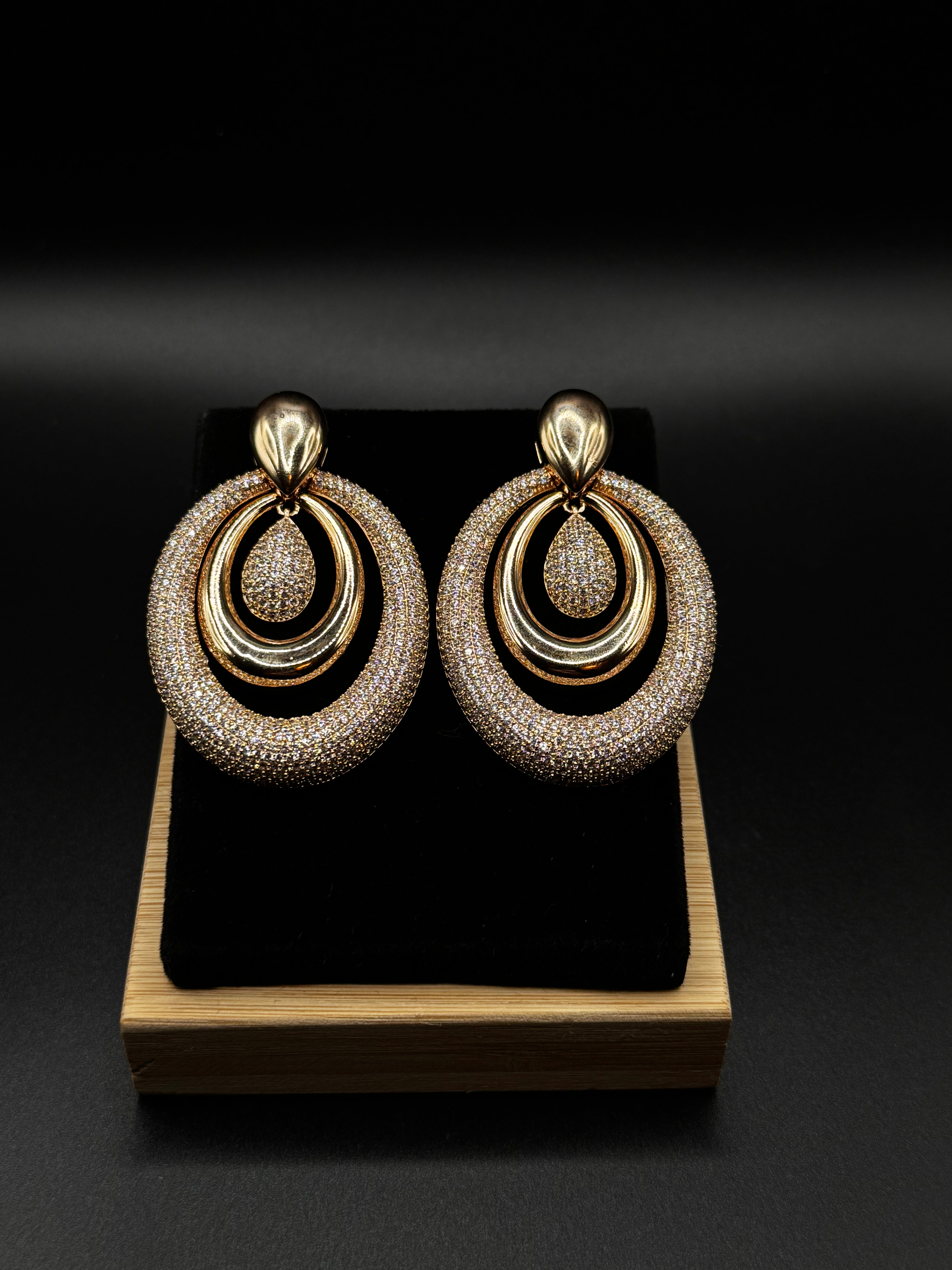 Long earring plated in 18k gold, encrusted with clearl zirconia