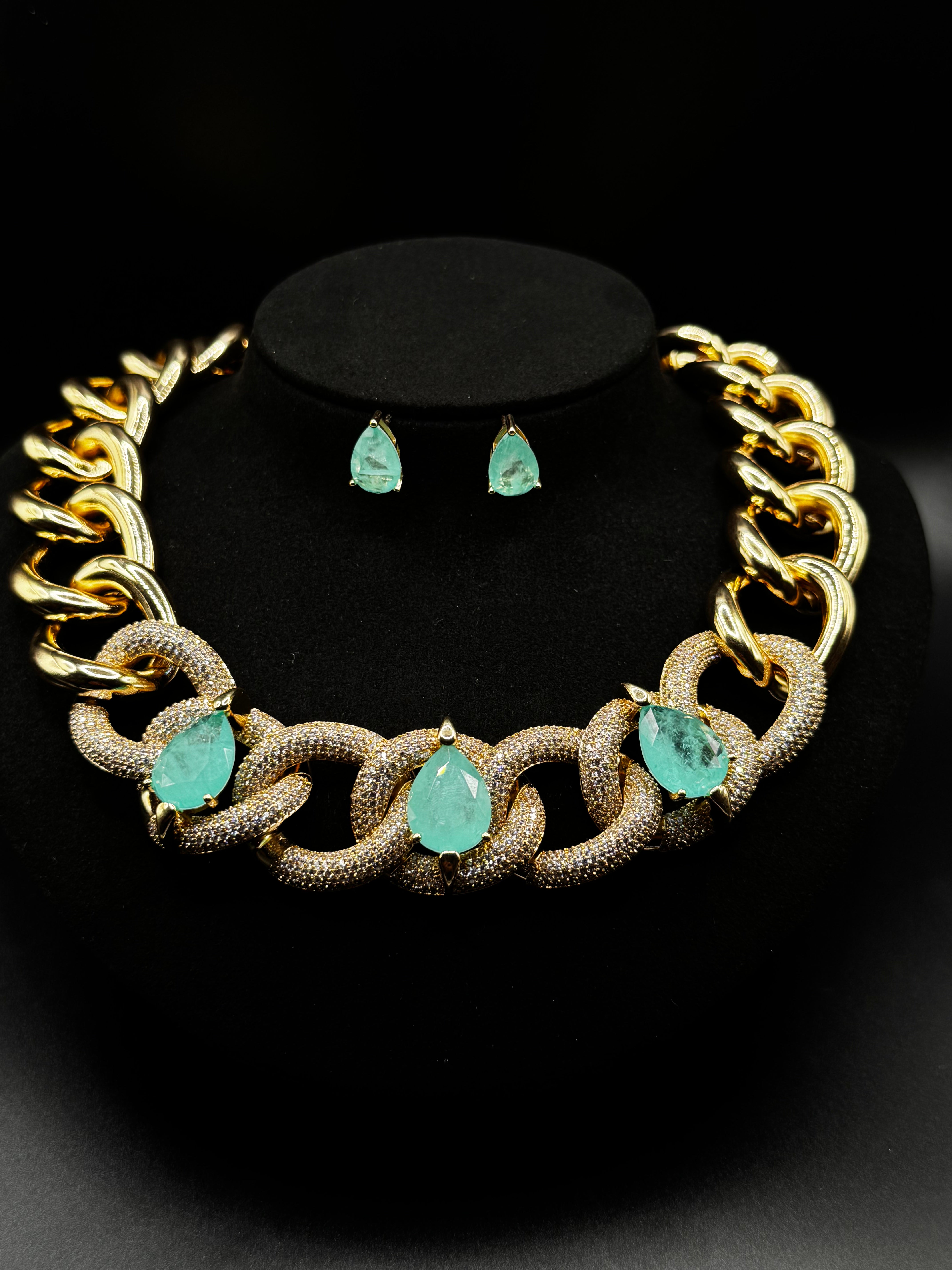 Luxury chain set encrusted with crystal zirconia and drop-shaped Colombian emerald fusion stones