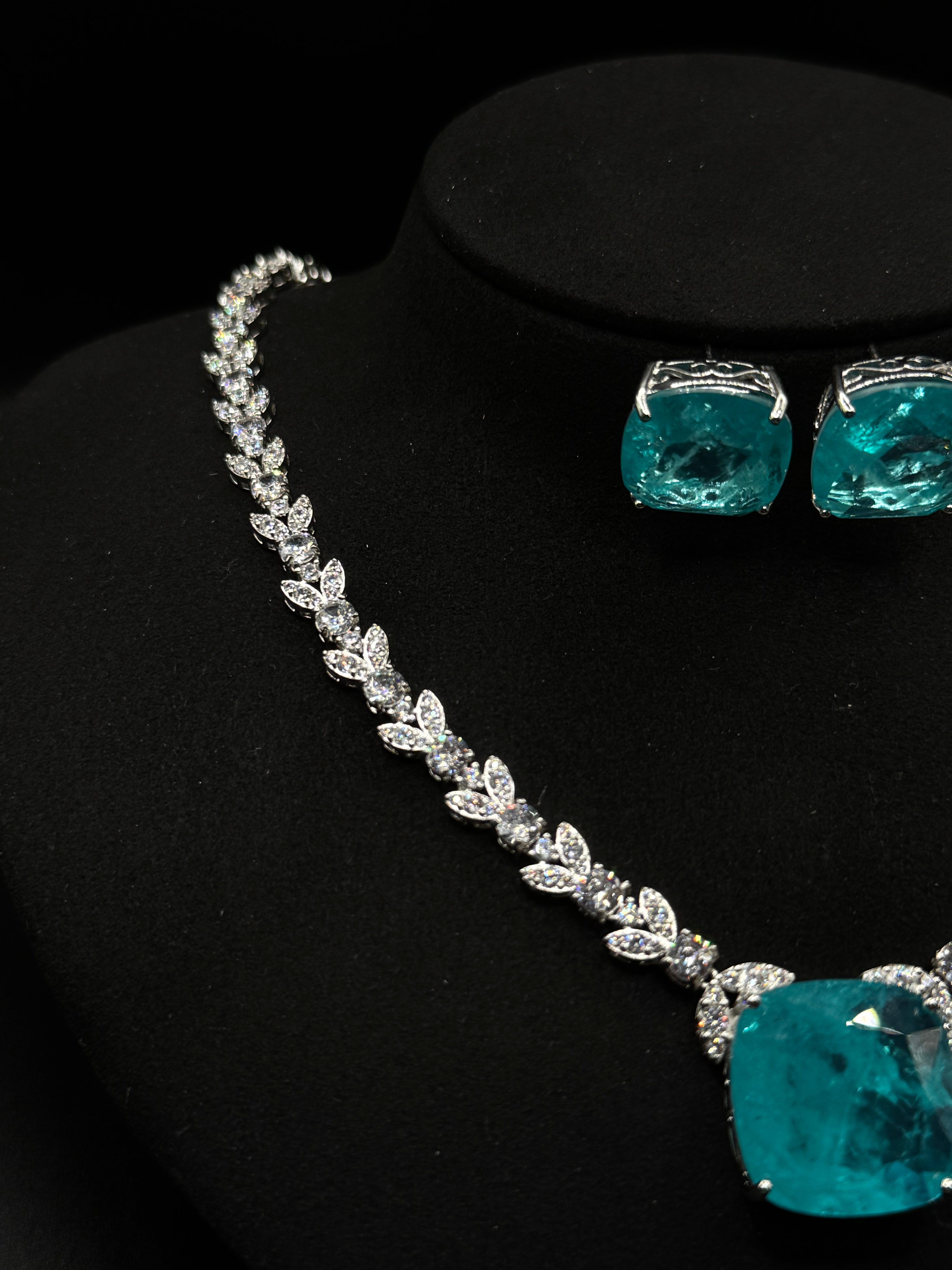 Luxury set with a turquoise fusion stone pendant