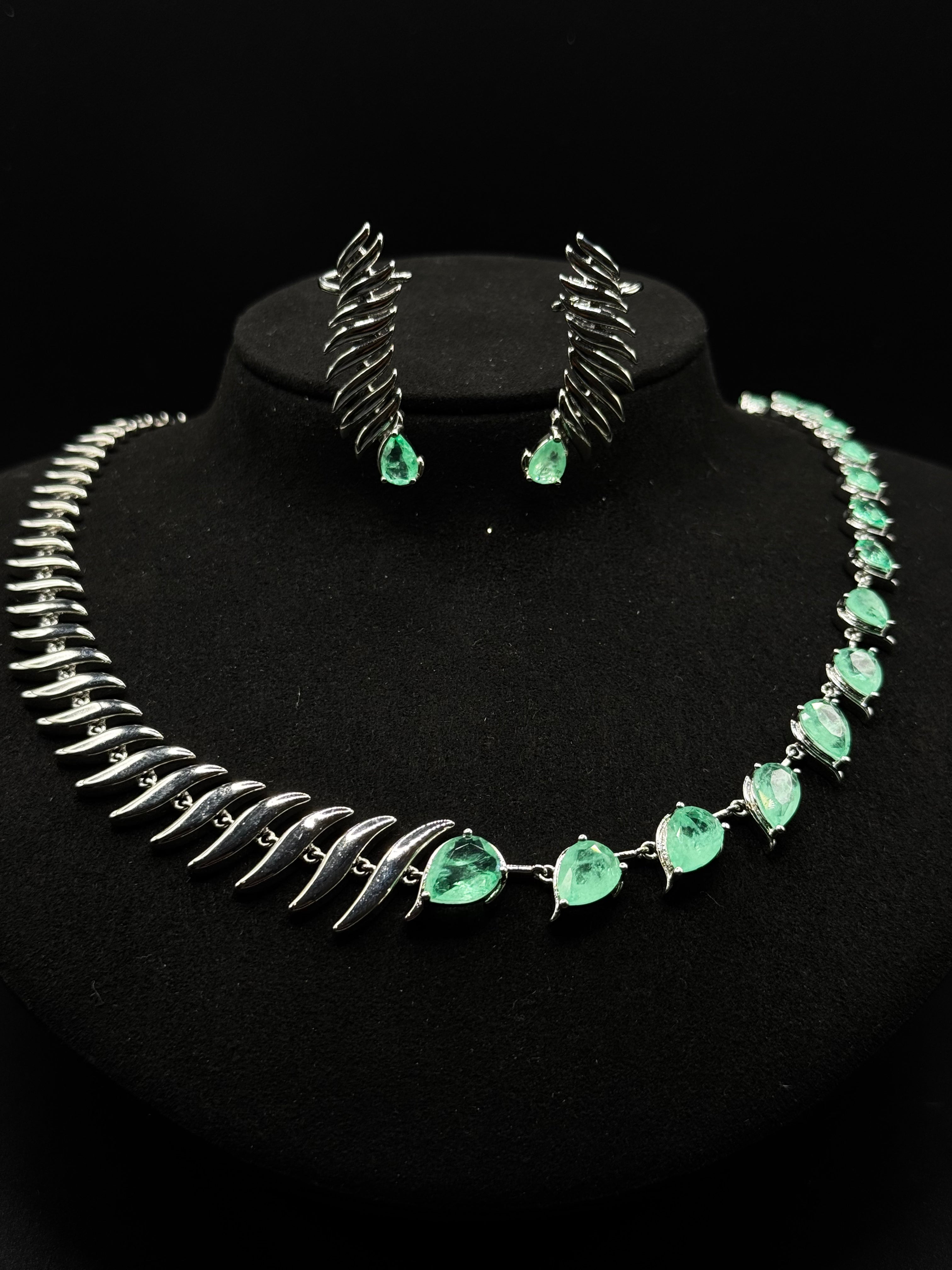 Scale-pattern set rhodium-plated with greenery fusion stone