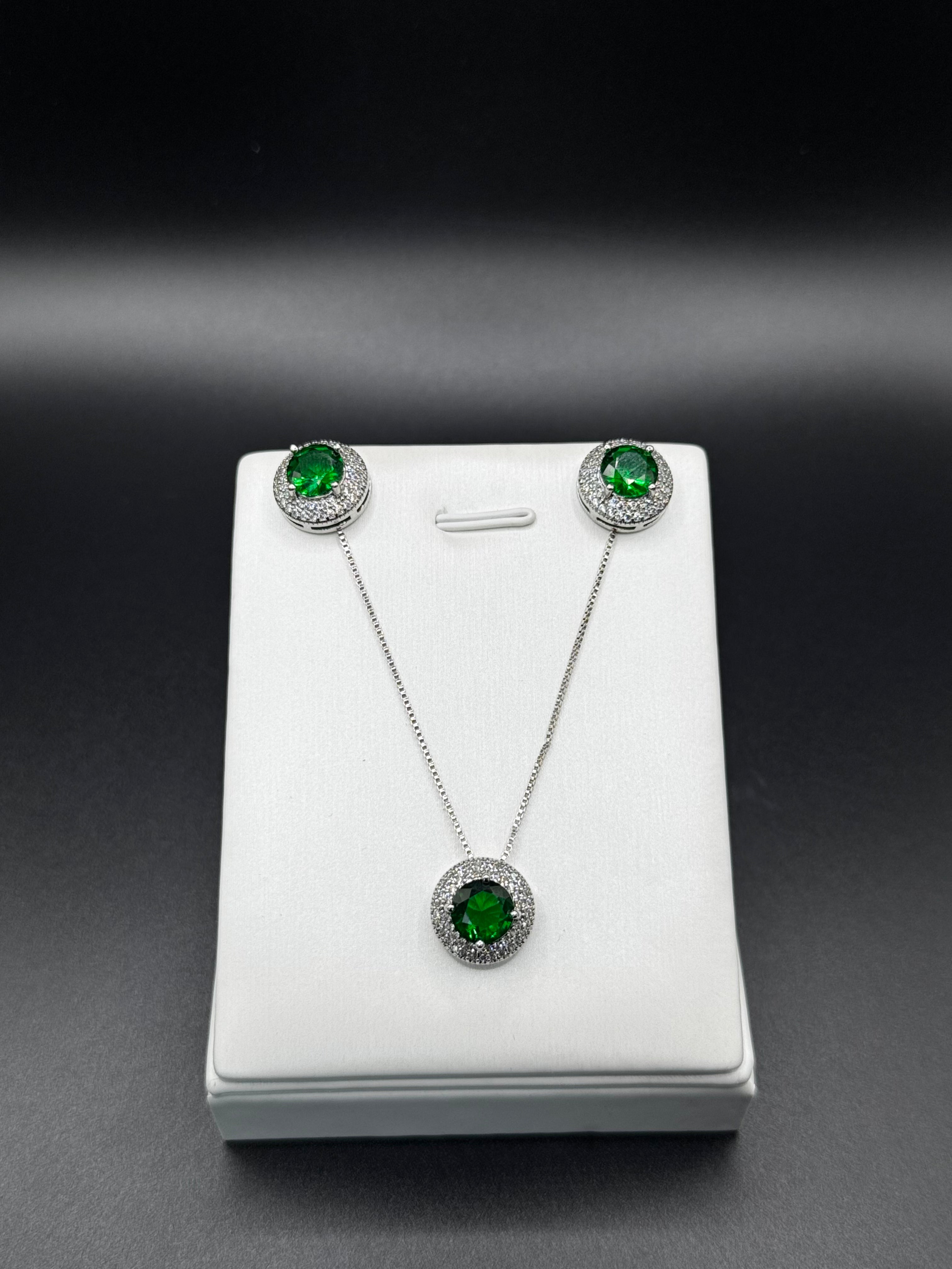 Rhodium-plated jewelry set with a mint tourmaline solitaire pendant